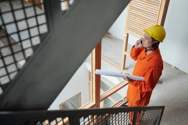 Foreman falando ao telefone com empreiteiro — Fotografia de Stock