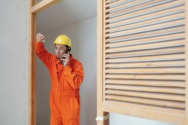 Trabajador de la construcción hablando por teléfono — Foto de Stock