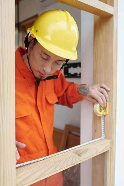 Construcción Trabajador Medición de marco de ventana — Foto de Stock