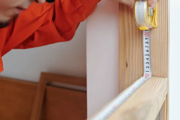 Плотник Измерение деревянной рамы — стоковое фото