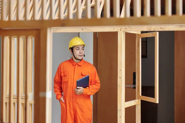 Polier spaziert durch Haus im Bau — Stockfoto
