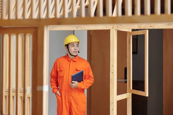 Foreman andando em torno da casa em construção — Fotografia de Stock