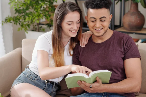 Coppia lettura buon libro — Foto Stock