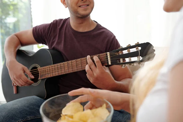 Człowiek gra na gitarze dla dziewczyny — Zdjęcie stockowe