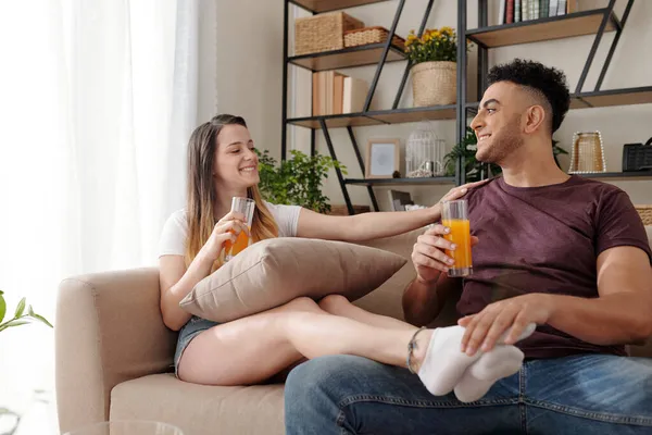 Vriendje en vriendinnetje rusten op de bank — Stockfoto