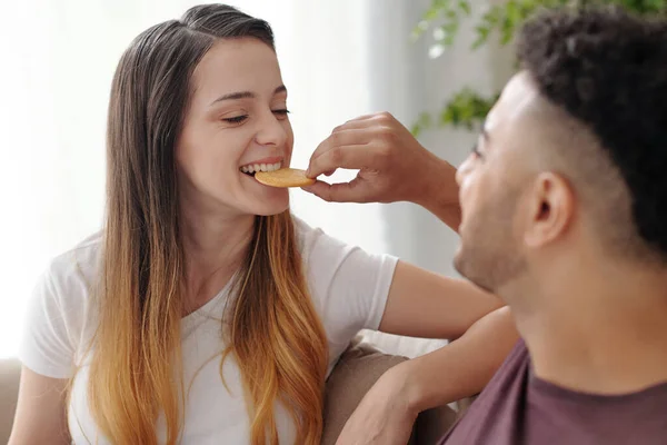 Jonge man voeding vriendin — Stockfoto