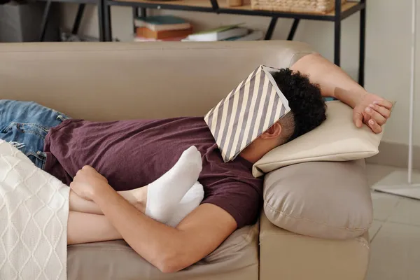 Hombre cayó dormido en sofá — Foto de Stock