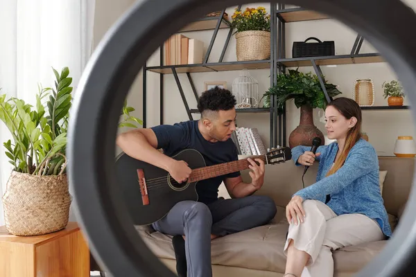 Casal cantando em casa — Fotografia de Stock