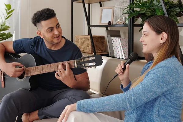 Pareja disfrutando cantando —  Fotos de Stock