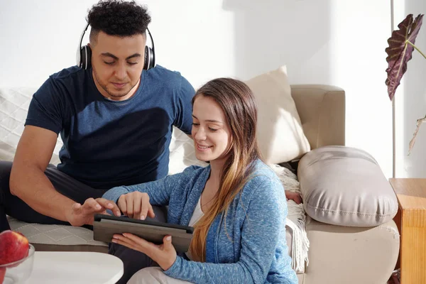 Pareja pidiendo comida en línea — Foto de Stock