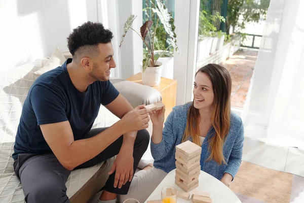 Casal que gosta de jogar jogo de tabuleiro — Fotografia de Stock