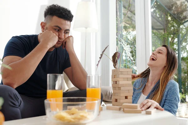 Vrouw viert overwinning in spel — Stockfoto