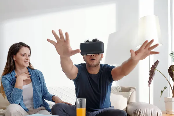 VR 헤드셋으로 비디오 게임을 하는 사람 — 스톡 사진