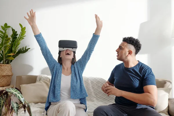 Man Looking at Girlfriend in VR Headset — Stock Photo, Image