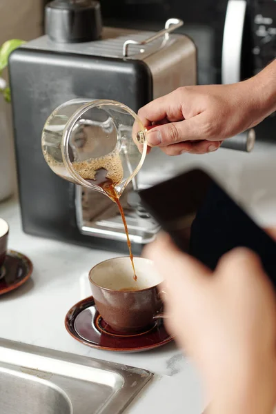 Homem fazendo café para namorada — Fotografia de Stock