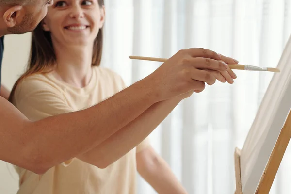 Homem Ensino Namorada Pintura — Fotografia de Stock