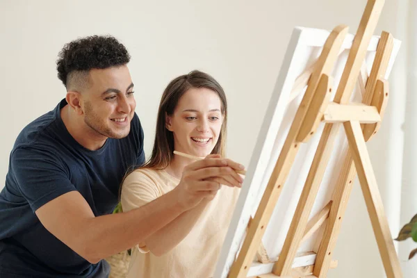 Pareja disfrutando de la pintura sobre lienzo —  Fotos de Stock