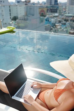 Uzaktan Çalışmaktan Hoşlanan Kadın,