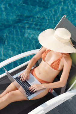 Bikini ve Hasır Şapkalı Dijital Göçebe