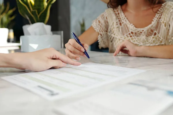 Firma del documento presso l'agenzia di viaggio — Foto Stock