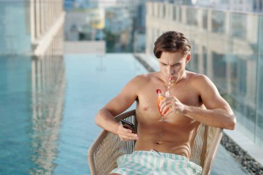 Sosyal Medya Yorumlarını Denetleyen Adam