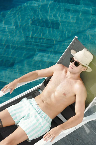Hombre guapo en sombrero y gafas de sol — Foto de Stock