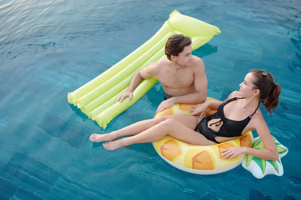 Pareja joven en la piscina —  Fotos de Stock