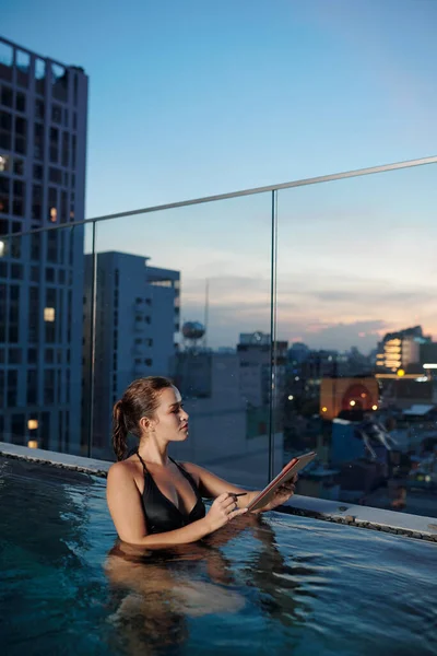 Geschäftsfrau unterschreibt Dokument im Schwimmbad — Stockfoto