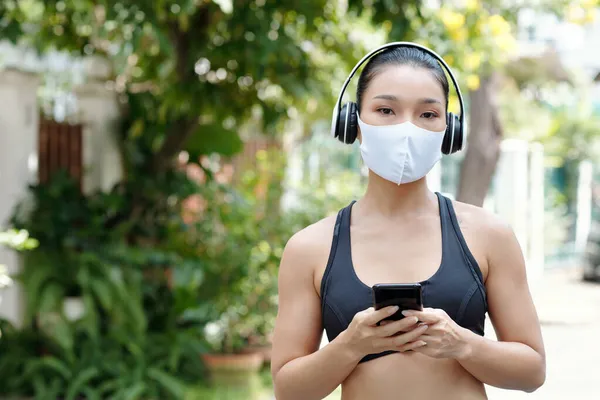 Portret van de jonge Aziatische Runner in Mask — Stockfoto