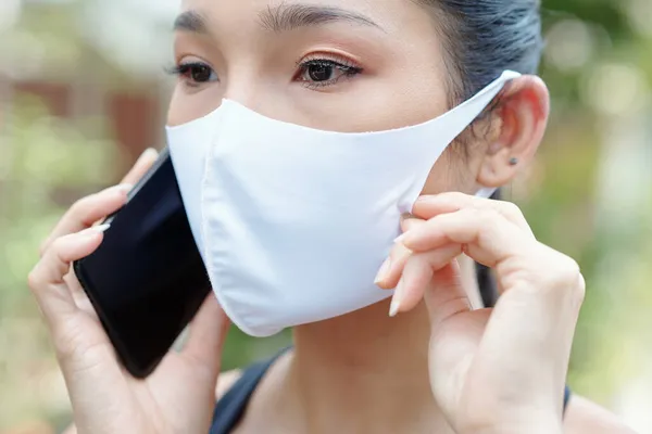 Serious Woman Talking on Phone — Stock Photo, Image