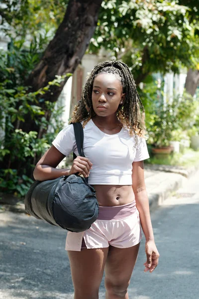 Giovane donna nera con borsa da palestra — Foto Stock