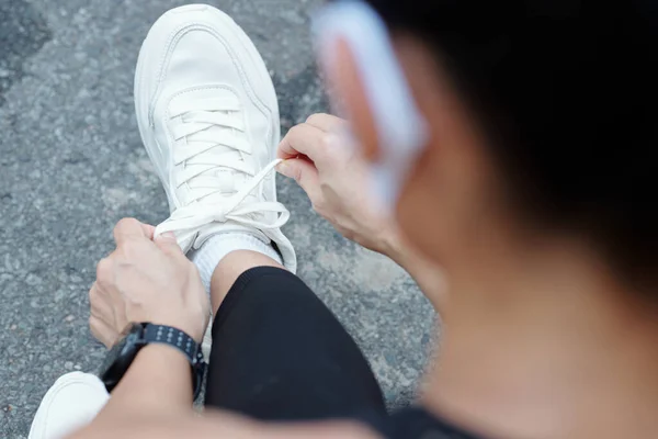 Jogger amarrando cadeias de tênis — Fotografia de Stock