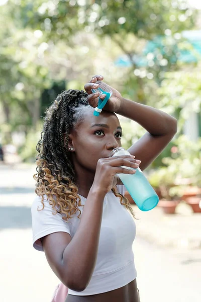 Sportswoman 신선한 물을 마시는 — 스톡 사진