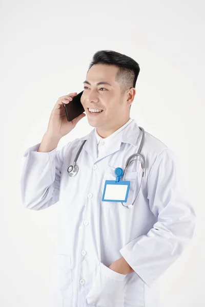 Pozitif doktor telefonda konuşuyor. — Stok fotoğraf