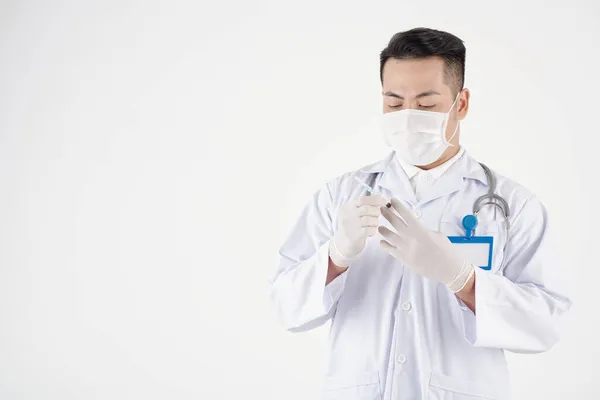 Doctor Preparing Syringe for Injection — Stock Photo, Image