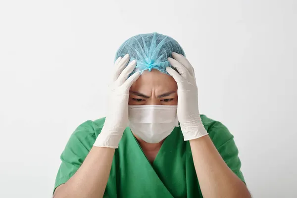 Стрессовый отчаянный хирург — стоковое фото