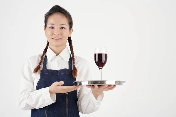 Camarera sirviendo copa de buen vino — Foto de Stock