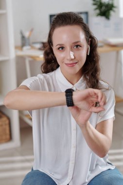 Smartwatch Hakkında Kadın Denetimi Bildirimi