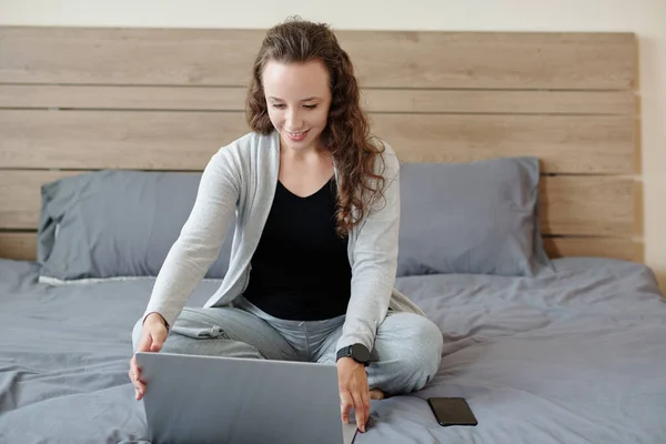 Zakenvrouw bereidt zich voor op Online Conferentie — Stockfoto