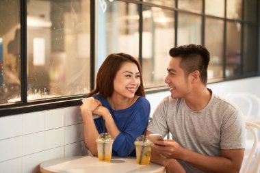 Modern Kafe 'de Asyalı Çift Konuşuyor