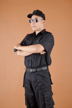 Güneş gözlüklü ve üniformalı polis memuru.