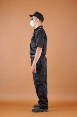 Polis memurunun yan görüntüsü