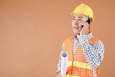 İnşaat mühendisi telefonda konuşuyor.