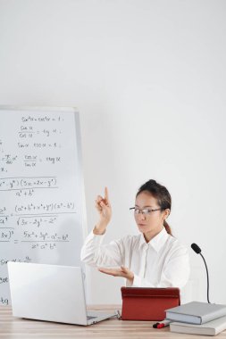 Öğretmen Zorluk Konusunu Açıklıyor