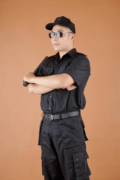 Polizist in Sonnenbrille und Uniform — Stockfoto