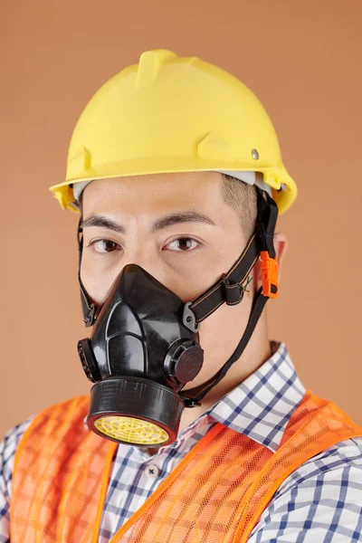 호흡 장치를 착용하는 공장 노동자 — 스톡 사진