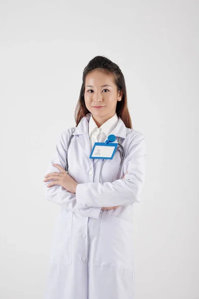 Uśmiechnięty młody pracownik medyczny — Zdjęcie stockowe