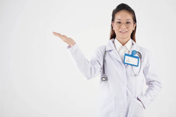 Sorridente giovane medico femminile — Foto Stock