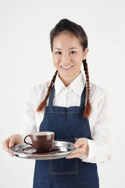Официантка держит поднос с кофе — стоковое фото