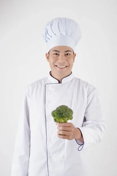 Restaurant Chef geeft Broccoli — Stockfoto